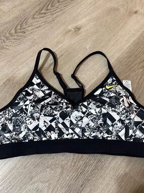 Nike Monochrome Geometric Print Light Support Sports Bra Size (Large in Women’s)